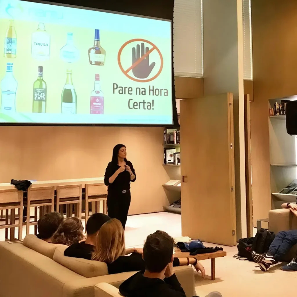 Palestra para adolescentes no Lounge One do Shopping JK Iguatemi — Tema: Conversando sobre álcool e drogas.