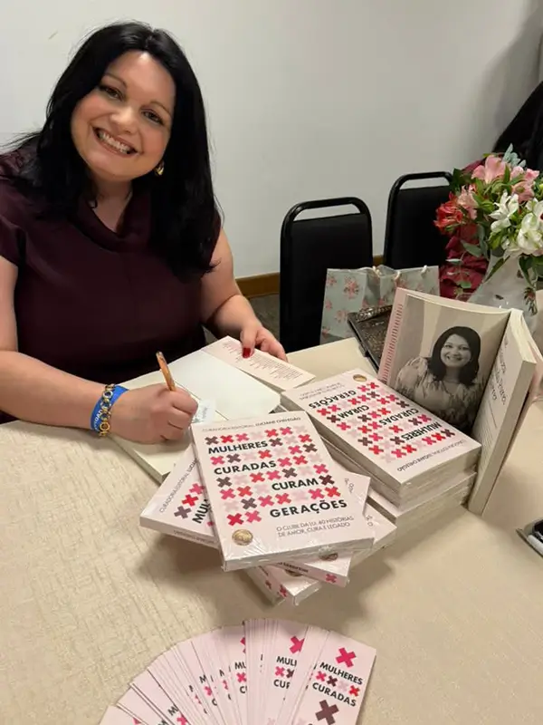 Amalia Antunes Nogueira autografando o livro