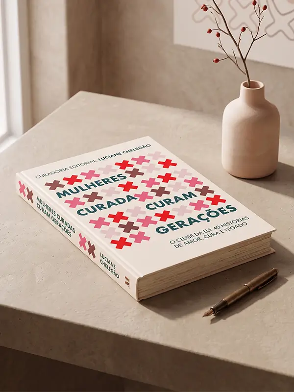 Livro Mulheres Curadas Curam Gerações sobre a mesa