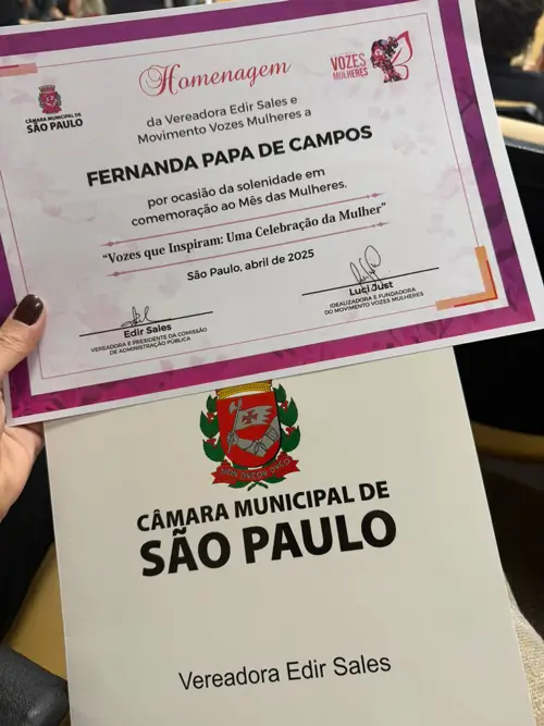 Certificado de homenagem entregue por Edir Sales e Movimento Vozes Mulheres a Fernanda Papa de Campos